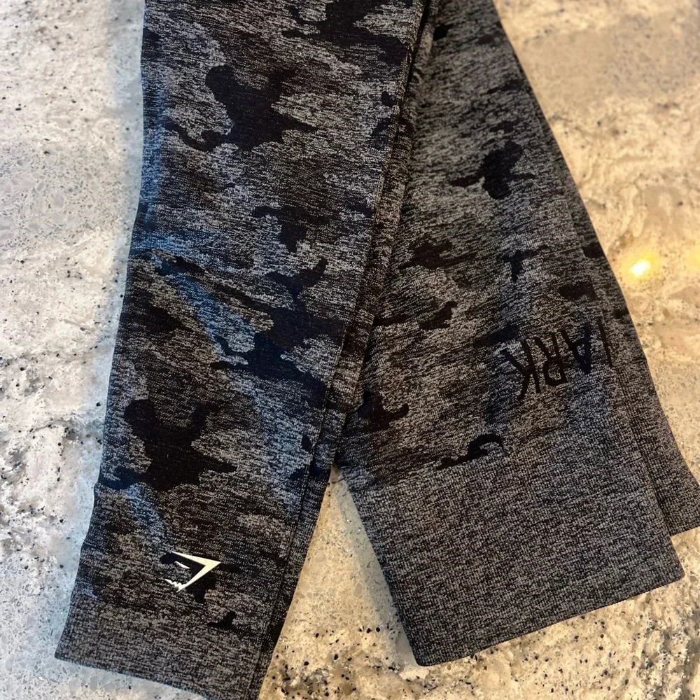 GYMSHARK Camo Legging with Scrunch Butt - Picture 3 of 3